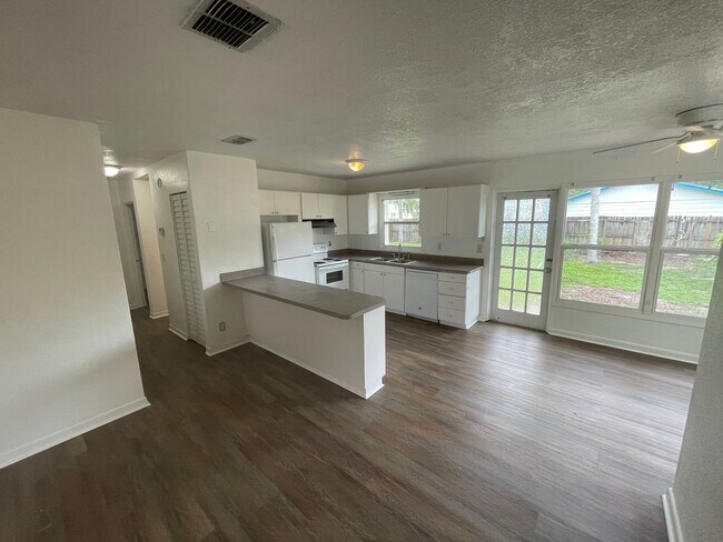 Foto del edificio - Charming 3-Bedroom Home with 1 Bath and 1-...