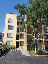 Building Photo - 2424 W Tampa Bay Blvd