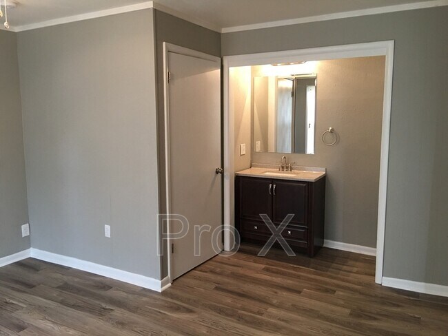 Building Photo - 1706 S Broadway St