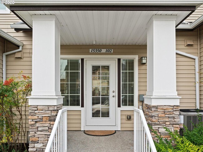 Foto del edificio - Charming 2Bd/2.5Ba Townhome Located in the...