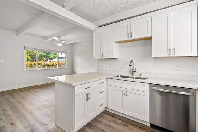 Building Photo - Quiet Comfortable Upstairs 2 Bedroom 1 Bath Located close to Downtown