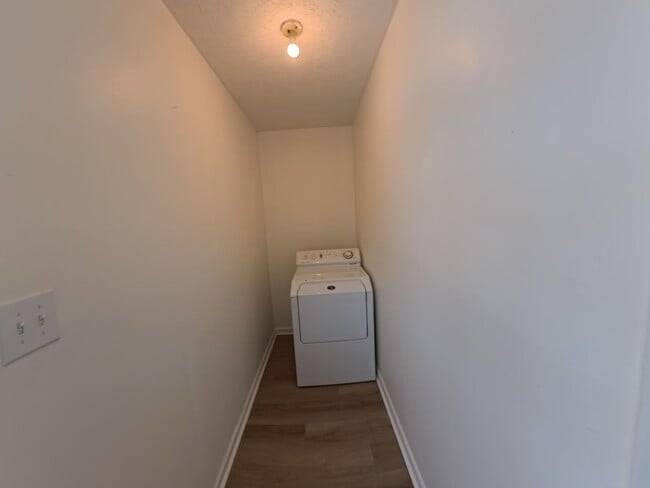 Building Photo - Adorable Home/Huge deck