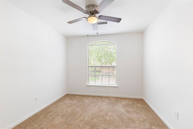 Building Photo - 19 Endor Forest Pl