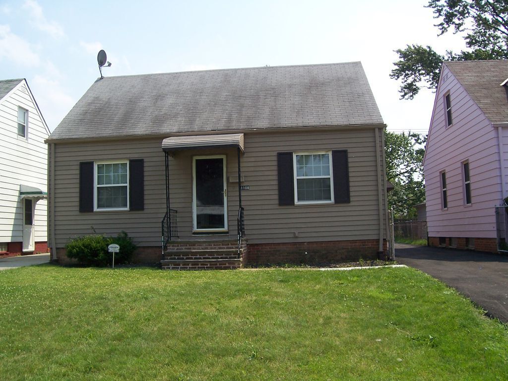 Primary Photo - Bungalow with rec room and garage