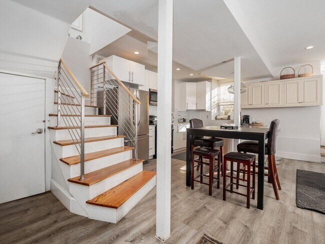 Building Photo - 6 Bed/3.5 Bath Mission Hill Unit with Laundry in Apt!