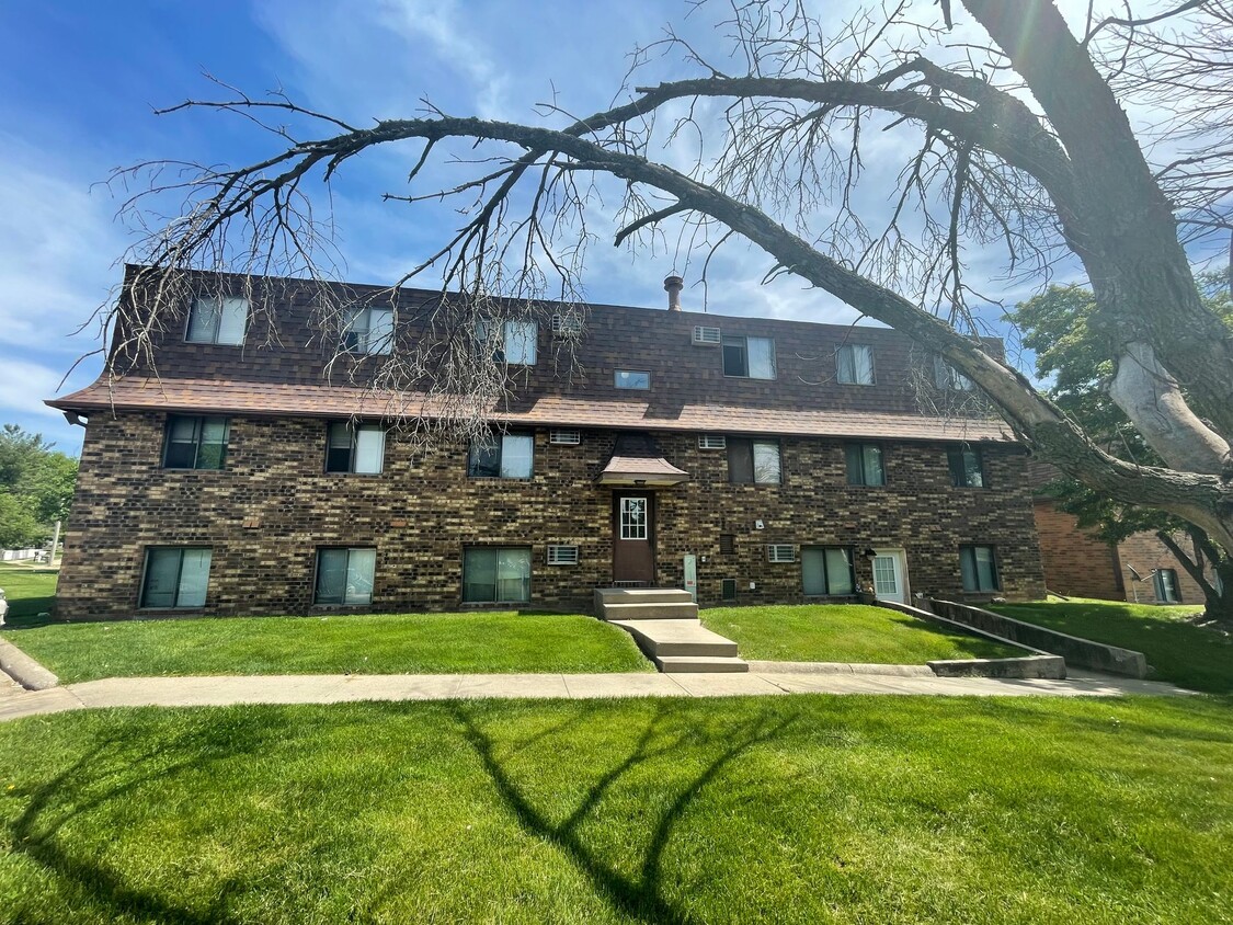 Building Photo - 2 Bedroom 1 Bath - West Side Iowa City Apartment