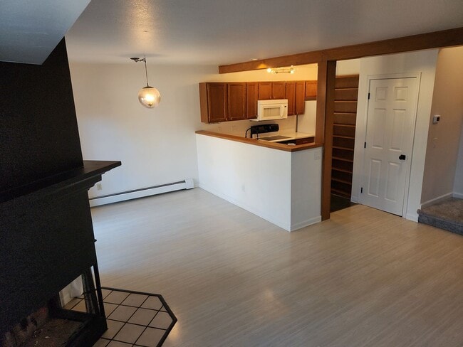 Building Photo - 2 Bed 1.5 Bath All utilities included, oth...