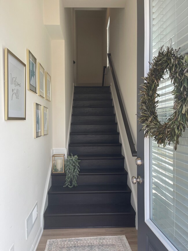 Foto del edificio - Stunning END unit 4-bedroom, 3.5-bathroom ...