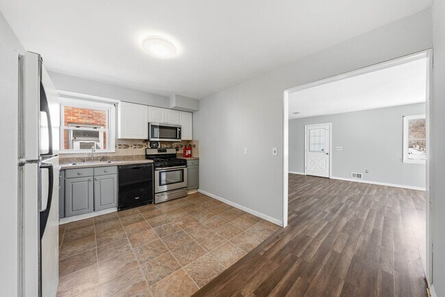 Foto del edificio - Large 3 Bedroom Apt