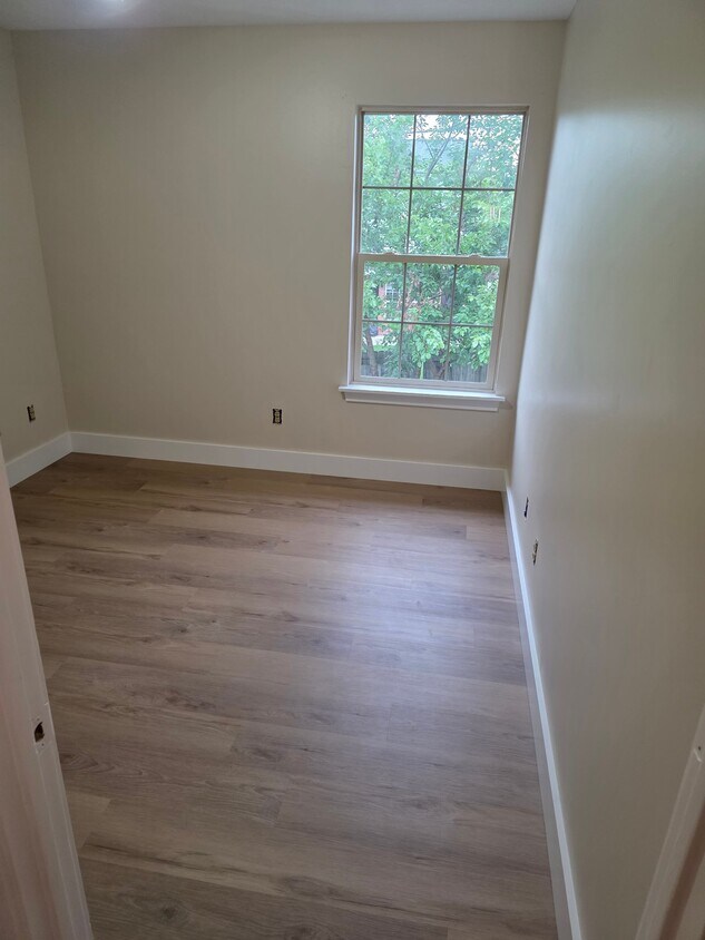 Building Photo - 209 Maryrose Dr