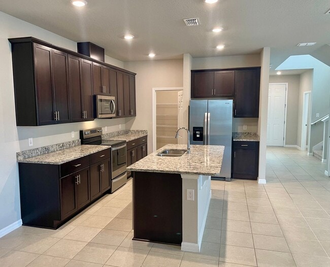 Building Photo - 4 Bedroom, 2.5 Bath Town Home in Legacy Pl...