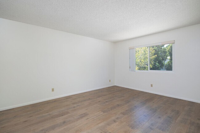 Foto del edificio - *MOVE-IN SPECIAL* 2BR in Oceanside with W/D Hookups and Garage