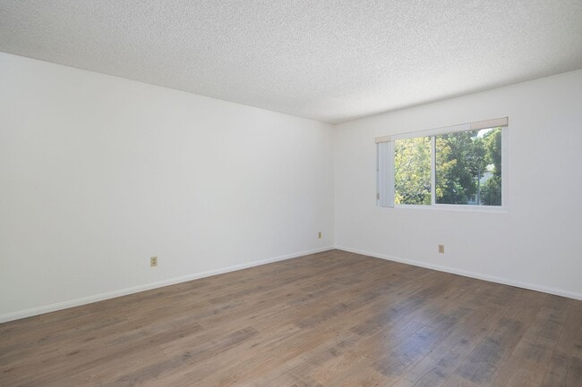 Building Photo - *MOVE-IN SPECIAL* 2BR in Oceanside with W/D Hookups and Garage