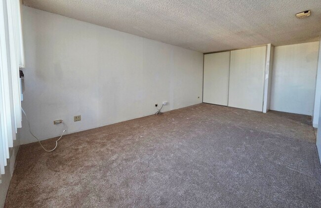 Foto del edificio - Pearlridge Square - Studio, 1 bath unit w/ 1 covered parking stall