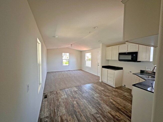 Building Photo - 21100 State St