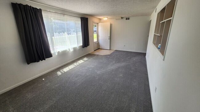 Foto del edificio - Amazing 3 bedroom Duplex - Super clean and ready to move in!