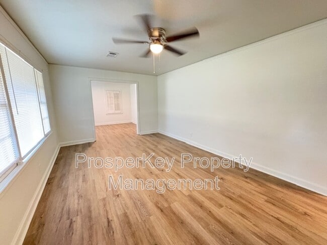 Building Photo - 703 Briarcliff Rd