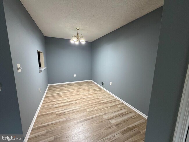 Foto del edificio - 8 Joyner Ct