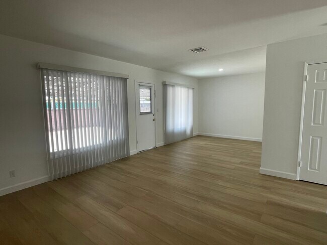 Sala de estar - 12212 Everest St