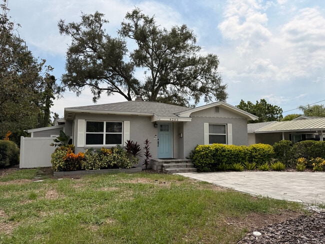 Building Photo - 4202 W Palmira Ave