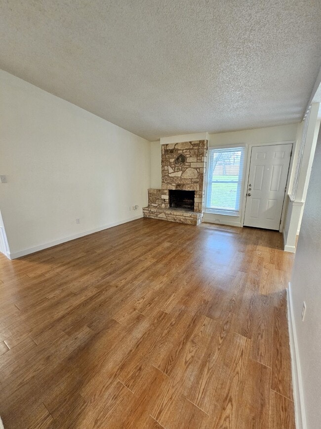 Building Photo - Charming 4-Bedroom Retreat with Cozy Fireplace in Vibrant Austin Neighborhood!