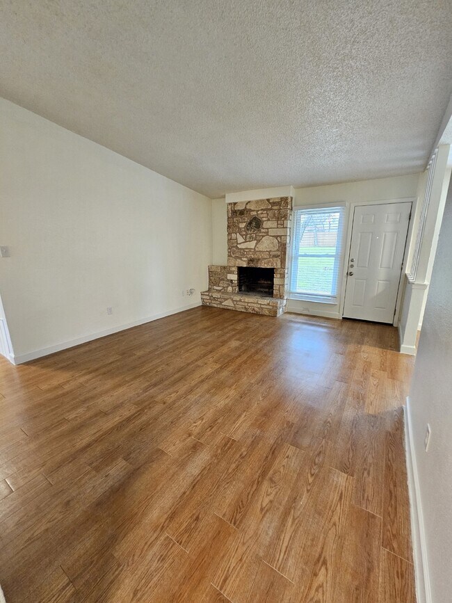 Foto del edificio - Charming 4-Bedroom Retreat with Cozy Fireplace in Vibrant Austin Neighborhood!