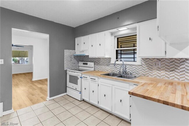 Building Photo - 52 Rhoda Ave