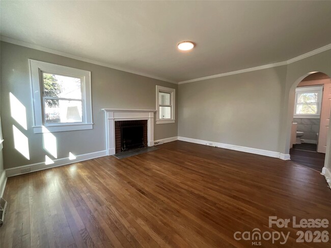 Building Photo - 611 Hoover Dr