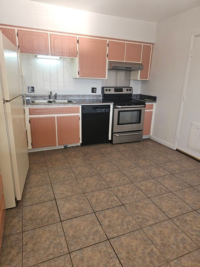 Foto del edificio - LARGE BACKYARD NEAR COCHISE COLLEGE!