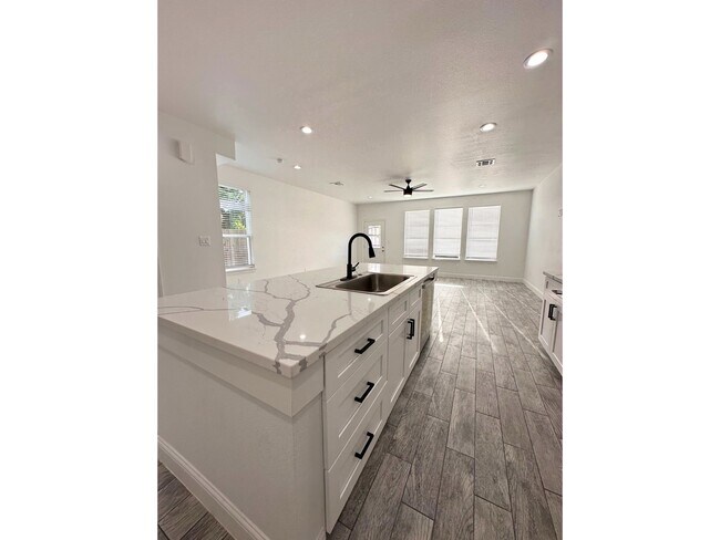 Foto del edificio - 7710 Darnay Dr