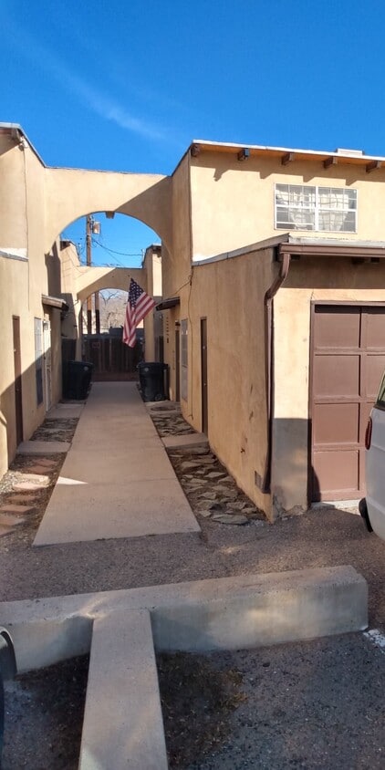 GARAGE, NEW CARPET, WOOD-BURNING FIREPLACE, NO APP FEE, NO ADMIN FEE, QUIET, SPACIOUS NICE TOWNHOUSE - 312 San Pablo St NE