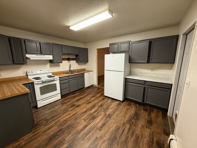 Building Photo - Biathalon Ave. (3588)