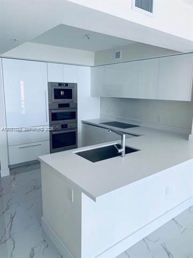 Foto del edificio - 330 Sunny Isles Blvd