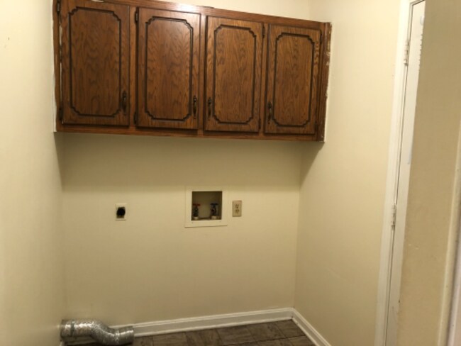 Building Photo - 10 7 Oaks Dr