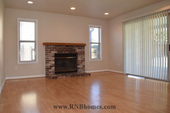 Foto del edificio - 1024 McRae Way