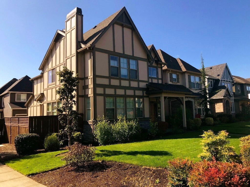 Beautiful 4 Bedroom Home Located on Corner... House Rental in