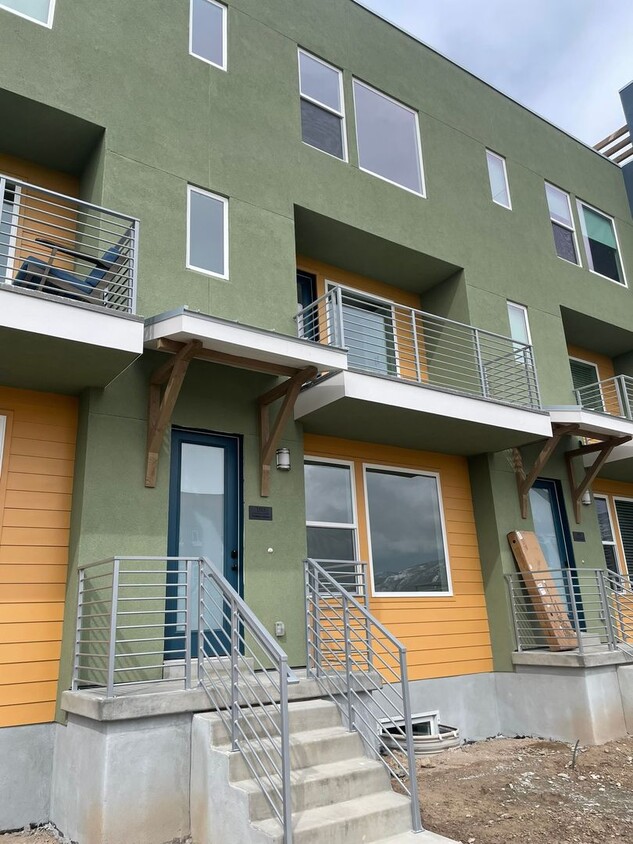 Primary Photo - 4 Bed/3.5 Bath, 2-Car Garage - One Month F...