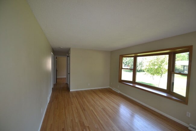 Building Photo - 6057 Quebec Ave N