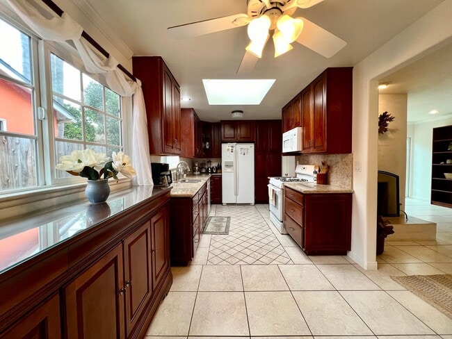 Building Photo - Beautifully Furnishee 2 bedroom, 2 bathroo...