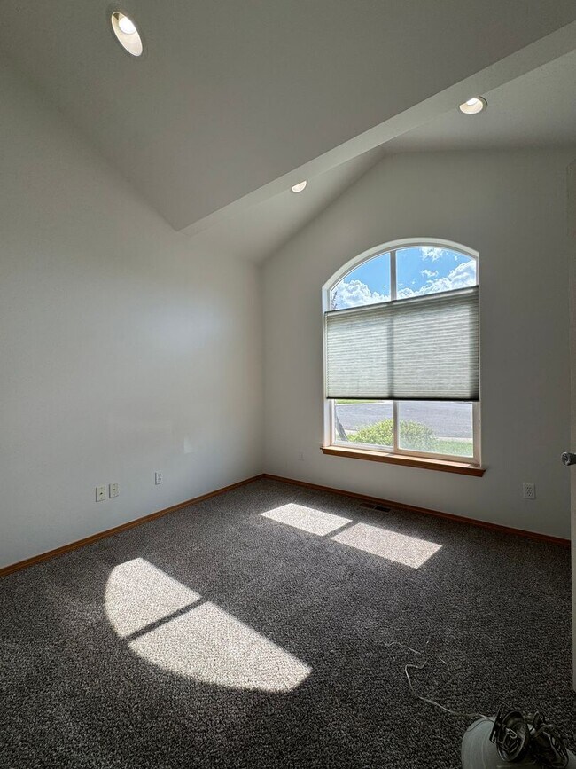 Building Photo - Large 4 Bed Rental in Established Neighbor...