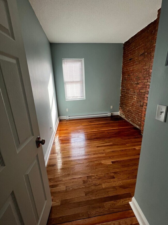 Foto del edificio - 2 Bedroom Unit in Mission Hill. Recently R...