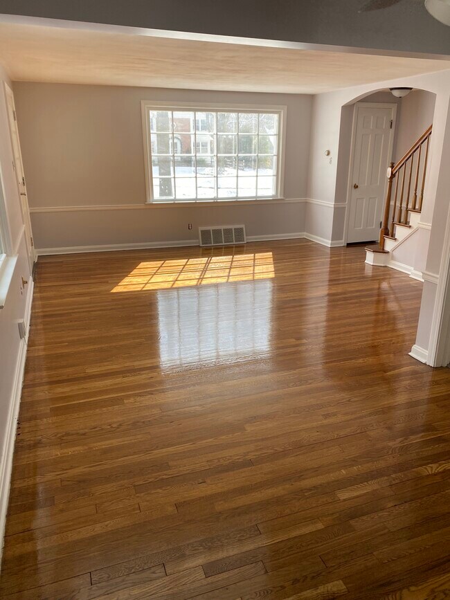 Sala de estar - 2529 Broad Blvd