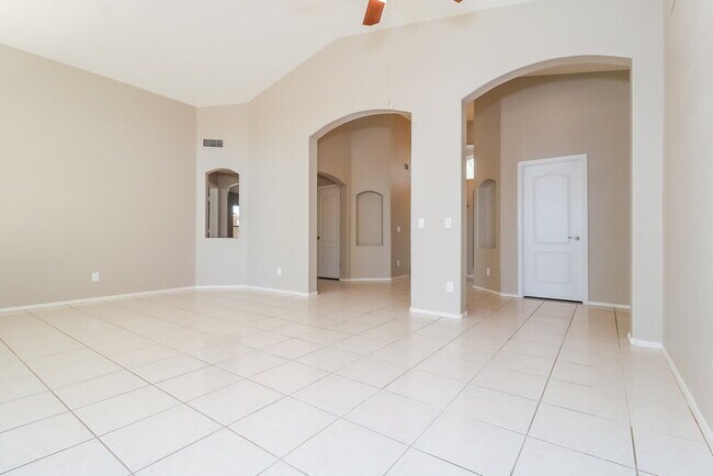 Foto del edificio - 12817 W Vernon Ave