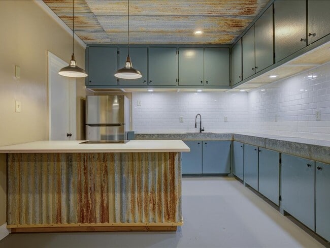 Building Photo - Studio