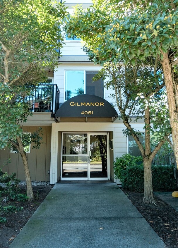 Primary Photo - Spacious Renovated 2 Bed 1.5 Bath with Cor...