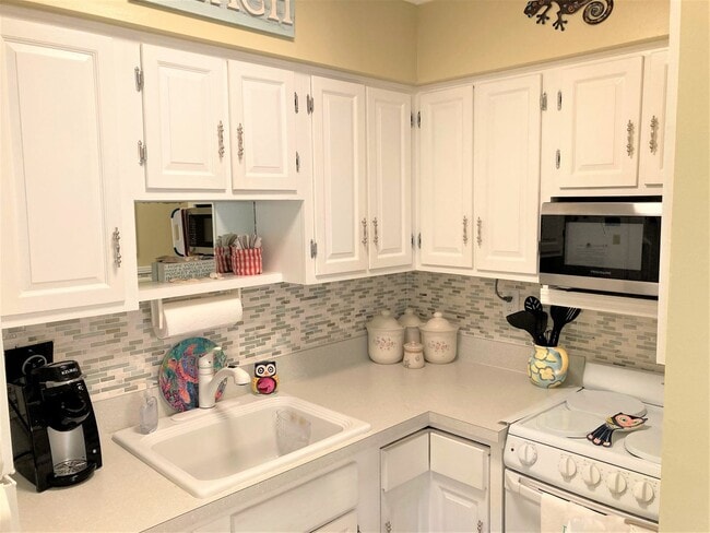 Building Photo - AVAILABLE  August 1-2026.....Nice One Bedroom $1,850/month Centrally Located on Marco Island...