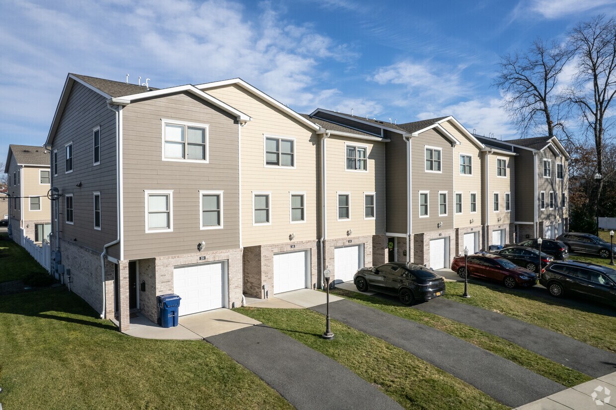 Primary Photo - Platnium Townhomes