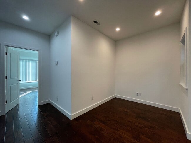 Photo - Nice and bright 2 beds and 2 baths with beautiful hardwood floor throughout. Apartment