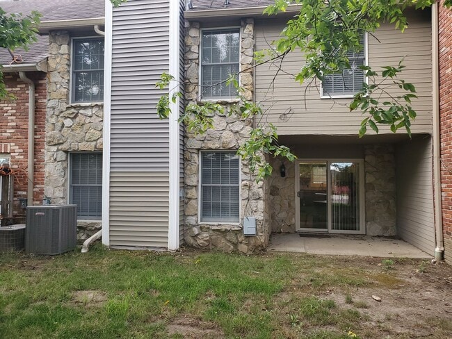 Building Photo - 3 bd, 2.5 ba Village South condo, great so...