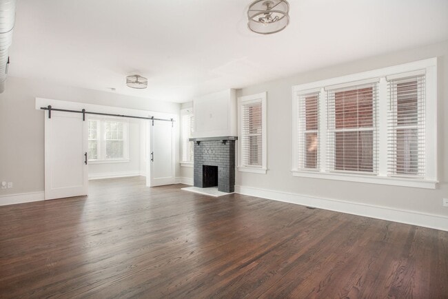 Foto del edificio - RENOVATED FROM TOP TO BOTTOM 2BD/1BATHS - ...